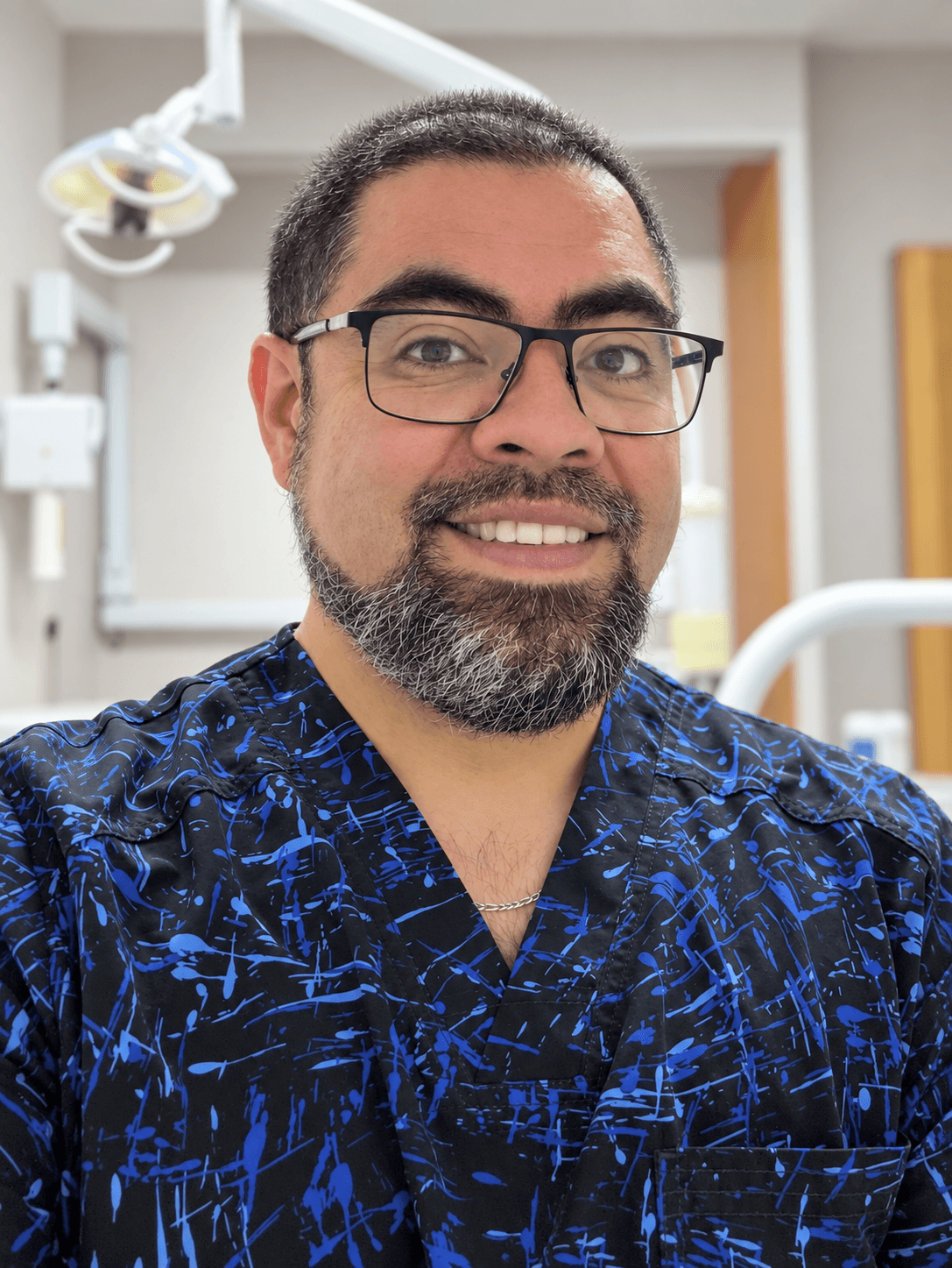 Dr. Rodrigo Letelier sonriendo en su consulta